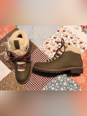 Men’s Size 8 NWOT Club Room Glenn Sherpa Lined Hiking Boots Olive Green
